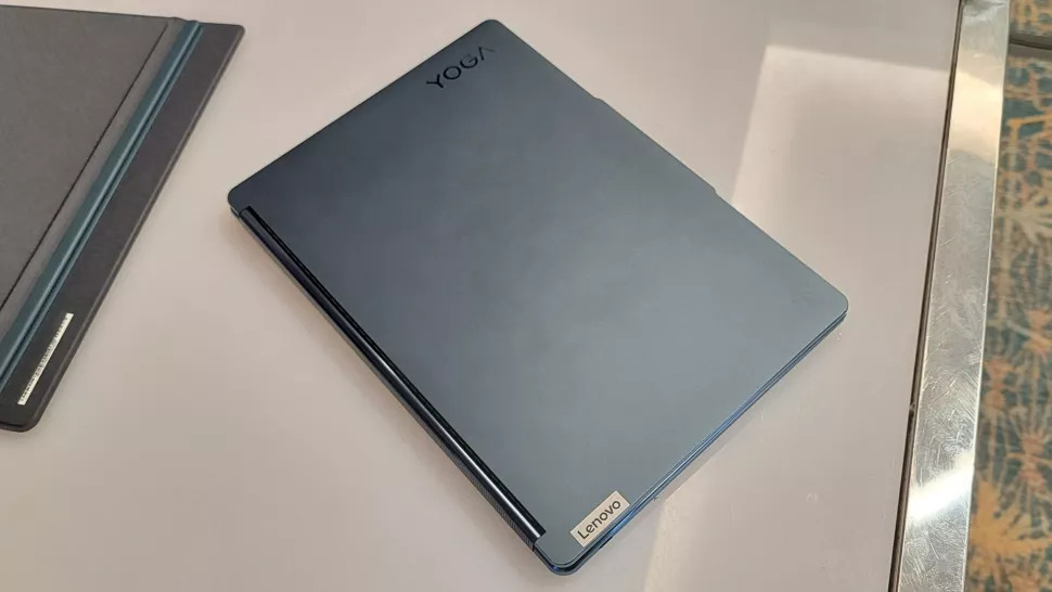Lenovo phá vỡ truyền thống với việc ra mắt Yoga Book 9i, siêu phẩm sở hữu 2 màn hình