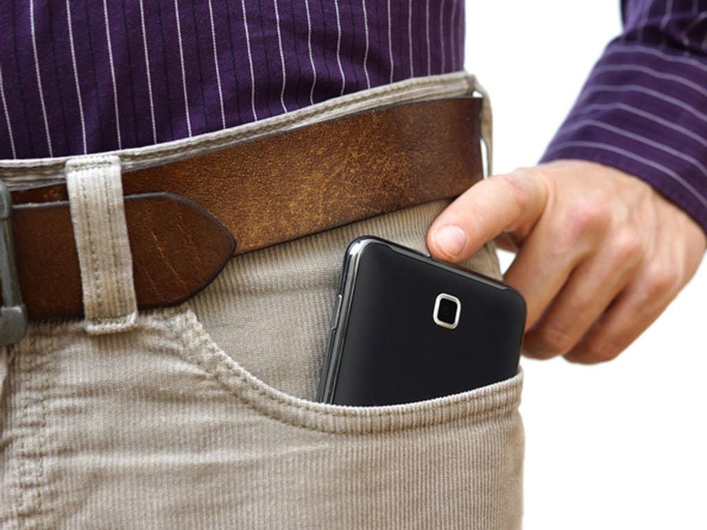 Vì sao không nên để điện thoại trong túi quần?