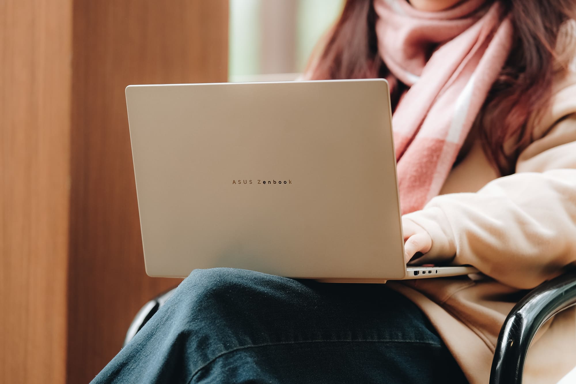 Nền tảng Snapdragon X tối ưu cho phép ASUS có thể tạo ra Zenbook A14 - Mẫu laptop AI siêu mỏng nhẹ với trọng lượng chỉ 980g nhưng thời lượng pin lâu tới 28 giờ.
