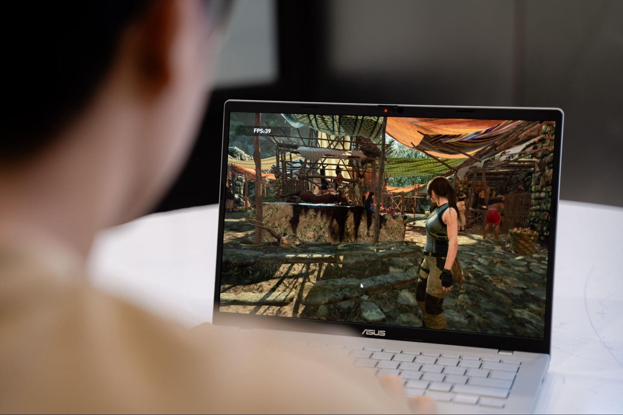 ASUS Zenbook A14 chạy phiên bản đầy đủ của hệ điều hành Windows 11.