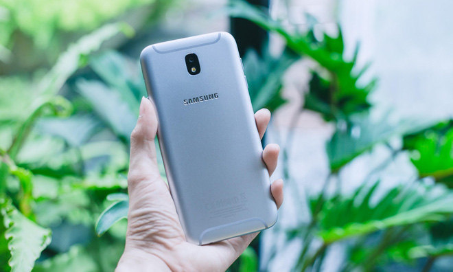 Galaxy J7 Pro - Smartphone mới thuộc phân khúc tầm trung của Samsung đang được người dung quan tâm, vào ngày hôm này (7/7) Galaxy J7 Pro chính thức được mở bán tại Việt Nam.