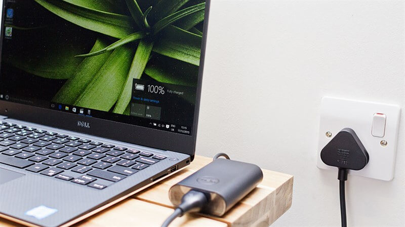 Khi pin laptop đầy có nên cắm sạc và sử dụng