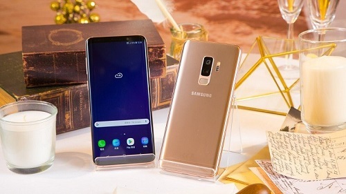 Samsung vừa tung ra phiên bản màu mới cho Galaxy S9 Plus sau 4 tháng ra mắt. Phiên bản mới được làm màu vàng đậm và vân bóng cực kì nổi bật được hãng gọi là màu 