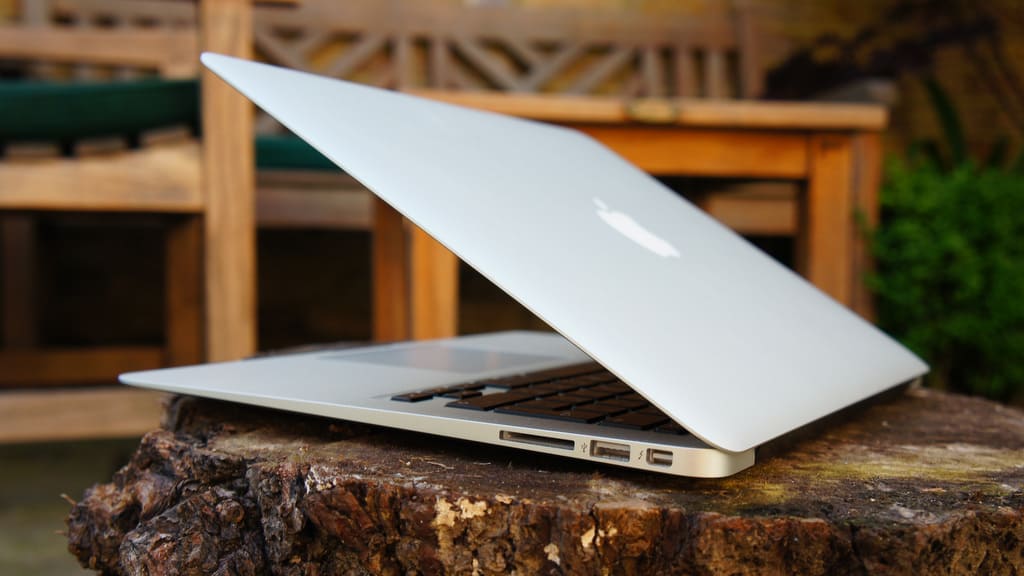 Macbook Air MJVE2 dòng sản phẩm cao cấp có thiết kế sang trọng, cấu hình mạnh mẽ, pin khủng, giá cả hợp lý là sự lựa chọn lý tưởng cho người dùng Macbook. 