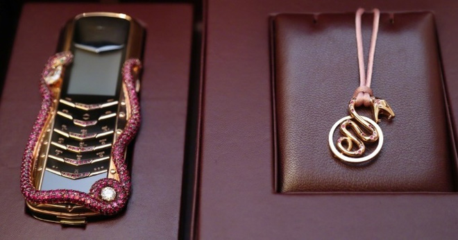 Giá hơn 8 tỷ đồng dành cho Cobra Limited Edition – Chiếc điện thoại "hổ mang" của Vertu